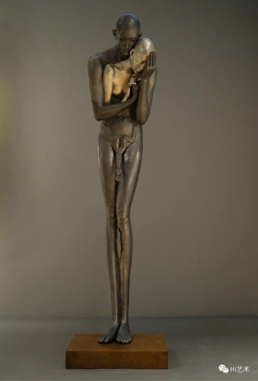 《擎》 60×80×250cm 树脂&铅皮 2017
《擎》 60×80×250cm 树脂&铅皮 2017
