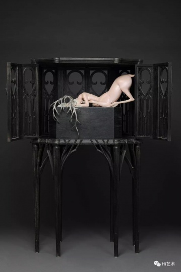 《弱水》 80×45×60cm 树脂&橡木 2011
《弱水》 80×45×60cm 树脂&橡木 2011