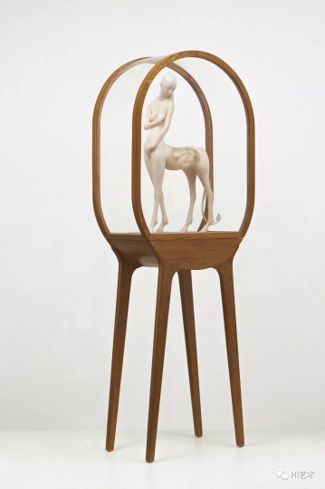 《恋人》 85×50×18cm 树脂&橡木 2011
《恋人》 85×50×18cm 树脂&橡木 2011