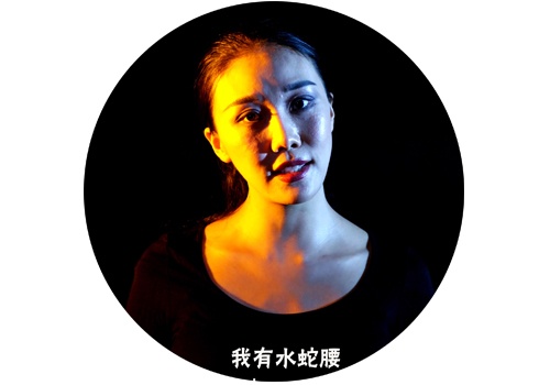 曹雨(b.1988)
2016年中央美术学院硕士毕业作品展,一件《泉》让曹雨“一夜成名”,虽然差点在毕业展面临审查撤展,但接下来的是纷至沓来的藏家、四面八方而来的展览邀请。毕业三个月后,曹雨拿到了一张国际通行证——成为麦勒画廊的代理艺术家。而刚刚,她刚在麦勒画廊举办了自己真正意义上的首次个展“我有水蛇腰”,也让观众看到:她并不只是用自己的身体哗众取宠,而是作为雕塑出身的艺术家雕塑、空间以及身体的严肃理解。
曹雨(b.1988)
2016年中央美术学院硕士毕业作品展,一件《泉》让曹雨“一夜成名”,虽然差点在毕业展面临审查撤展,但接下来的是纷至沓来的藏家、四面八方而来的展览邀请。毕业三个月后,曹雨拿到了一张国际通行证——成为麦勒画廊的代理艺术家。而刚刚,她刚在麦勒画廊举办了自己真正意义上的首次个展“我有水蛇腰”,也让观众看到:她并不只是用自己的身体哗众取宠,而是作为雕塑出身的艺术家雕塑、空间以及身体的严肃理解。