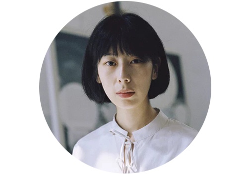 陈卓(b.1986)
研究生师从刘小东的陈卓,毕业时便在杨画廊举办个展“一瓣世界”,并开始了和杨画廊的合作。与其他艺术家不同,陈卓不愿意把自己的生活和情绪反映在作品上,因此她曾表示自己是“摒弃了一手经验的艺术家”。
陈卓(b.1986)
研究生师从刘小东的陈卓,毕业时便在杨画廊举办个展“一瓣世界”,并开始了和杨画廊的合作。与其他艺术家不同,陈卓不愿意把自己的生活和情绪反映在作品上,因此她曾表示自己是“摒弃了一手经验的艺术家”。