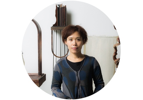 付小桐(b.1976)
付小桐的创作一直使用生活中的现成材料和物品组装成作品的雕塑手法来创作集合艺术。正如她自己所表达的:“我的作品运用了许多古旧的现成品,以及极为普通的日常物品,对其进行改造,把现成品和各种材料如泥土、麻丝、牛皮等结合在一起,这些材料包含了人类文明进程中失落的意识形态和淳朴精神。其目的并不是要表现某一特定的历史事件,而是希望能将往昔古老的理智,远古仪式、信仰等不同时间层次的人类经验和记忆的回声,融汇进一个永恒的现在。”
付小桐(b.1976)
付小桐的创作一直使用生活中的现成材料和物品组装成作品的雕塑手法来创作集合艺术。正如她自己所表达的:“我的作品运用了许多古旧的现成品,以及极为普通的日常物品,对其进行改造,把现成品和各种材料如泥土、麻丝、牛皮等结合在一起,这些材料包含了人类文明进程中失落的意识形态和淳朴精神。其目的并不是要表现某一特定的历史事件,而是希望能将往昔古老的理智,远古仪式、信仰等不同时间层次的人类经验和记忆的回声,融汇进一个永恒的现在。”