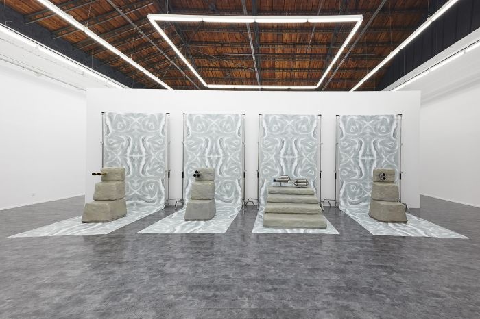 《4S 前传》 900×286×300cm 玻璃钢、汽车尾喉、汽车排气管、广告部数码打印、C 型支架 2015
《4S 前传》 900×286×300cm 玻璃钢、汽车尾喉、汽车排气管、广告部数码打印、C 型支架 2015