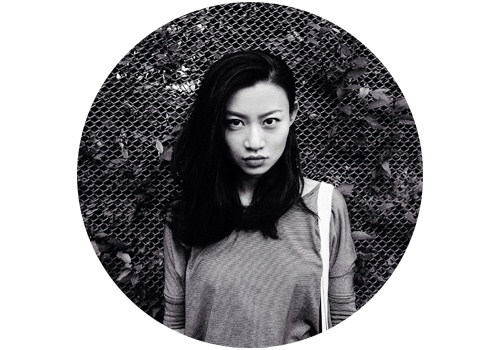 韩冰(b.1986)
在韩冰的早期创作中,从纪录片而获得的图像的片段成为其创作图像的来源。演奏会、音乐厅的现场出现在图像之中,并非是为了获得与音乐相通的感受,更多的是关于图像的运动与节奏。韩冰开始从现成图像转向空间实在本身,或许是与最初对演奏会的观察有关,音乐厅、电影院等室内空间成为了其最初对于空间实体的选择。这些与人数众多的公共活动相关的场域存在着浓重的人文痕迹,即使是空荡之中,也可以感受到强烈的人的干预,或许,空缺本身更容易引发对于另一种情景的想象。人的形象开始逐渐在绘画图像中消失,极少数的残留也是以手、头发的局部等本就极具空间感的独立形象产生,正如韩冰所讲的,“从一开始,我就对故事本身不感兴趣。”
韩冰(b.1986)
在韩冰的早期创作中,从纪录片而获得的图像的片段成为其创作图像的来源。演奏会、音乐厅的现场出现在图像之中,并非是为了获得与音乐相通的感受,更多的是关于图像的运动与节奏。韩冰开始从现成图像转向空间实在本身,或许是与最初对演奏会的观察有关,音乐厅、电影院等室内空间成为了其最初对于空间实体的选择。这些与人数众多的公共活动相关的场域存在着浓重的人文痕迹,即使是空荡之中,也可以感受到强烈的人的干预,或许,空缺本身更容易引发对于另一种情景的想象。人的形象开始逐渐在绘画图像中消失,极少数的残留也是以手、头发的局部等本就极具空间感的独立形象产生,正如韩冰所讲的,“从一开始,我就对故事本身不感兴趣。”