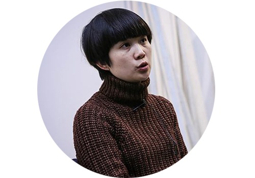 胡晓媛(b.1977)
11月初,胡晓媛在北京公社的第四次个展“刺草”开幕,这是其继2015“蚁骨”之后三年三部曲的第二部,已知第三部曲名称是“石疑”。如果说第一部曲的“蚁骨”是在展览中提示了一个纯粹的矛盾问题,那么本次展出的几组作品则通过艺术家对材料极其细微的处理,体现了她所观察到的蕴含在生活之中的微妙平衡关系。在胡晓媛看来,木、石和使用过程中生锈的铁架都是时间性、过程感在自然状态下制造出来的“常物”,而她诚服于自然的同时又在一笔一笔的描摹中倾注着“自我。”过程中个人与自然法则之间的对峙与共生关系悄然而生。
胡晓媛(b.1977)
11月初,胡晓媛在北京公社的第四次个展“刺草”开幕,这是其继2015“蚁骨”之后三年三部曲的第二部,已知第三部曲名称是“石疑”。如果说第一部曲的“蚁骨”是在展览中提示了一个纯粹的矛盾问题,那么本次展出的几组作品则通过艺术家对材料极其细微的处理,体现了她所观察到的蕴含在生活之中的微妙平衡关系。在胡晓媛看来,木、石和使用过程中生锈的铁架都是时间性、过程感在自然状态下制造出来的“常物”,而她诚服于自然的同时又在一笔一笔的描摹中倾注着“自我。”过程中个人与自然法则之间的对峙与共生关系悄然而生。