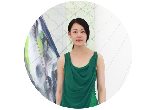 简策(b.1984)
简策的创作将经典图像分析、解构与形式重构,将绘画与影像、设计之间进行了渗透与融合。简策于空白空间的展览使用了传统视觉理论中的基本概念“投射”为题,探讨了透视与视觉经验本身之间的矛盾性。通过她的绘画线索,我们可以窥探出艺术家本人的“思考态度”,即对事物、现象保持“共识”判断的质疑,并通过绘画的图像思维提出许多视觉方面的问题,尤其是对“视觉习惯”的探讨部分。
简策(b.1984)
简策的创作将经典图像分析、解构与形式重构,将绘画与影像、设计之间进行了渗透与融合。简策于空白空间的展览使用了传统视觉理论中的基本概念“投射”为题,探讨了透视与视觉经验本身之间的矛盾性。通过她的绘画线索,我们可以窥探出艺术家本人的“思考态度”,即对事物、现象保持“共识”判断的质疑,并通过绘画的图像思维提出许多视觉方面的问题,尤其是对“视觉习惯”的探讨部分。