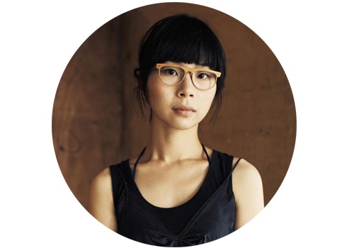金钕(b.1984)
金钕在毕业展上就被星空间挖掘,成为合作艺术家,此后她的创作之路越走越广。金钕曾入围2011第六届雅昌AAC艺术中国青年艺术家奖项的评选,她的作品具有很强的叙事性和女性艺术家细腻敏感的特质,正如她小小的身躯所迸发出的巨大能量般感人。
金钕(b.1984)
金钕在毕业展上就被星空间挖掘,成为合作艺术家,此后她的创作之路越走越广。金钕曾入围2011第六届雅昌AAC艺术中国青年艺术家奖项的评选,她的作品具有很强的叙事性和女性艺术家细腻敏感的特质,正如她小小的身躯所迸发出的巨大能量般感人。