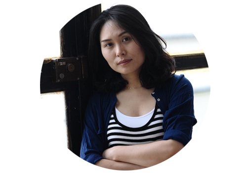 鞠婷(b.1983)
今年在OCAT西安馆举办了全新个展“洋葱”的鞠婷,也让我们惊喜地看到她作品中全新的面貌,如果说几年前星空间个展的那批作品的动作是“刻”,那么最近鞠婷在创作中的动作则是“剥”。与此同时鞠婷作品中厚厚堆叠的色彩也变得明媚、温暖,也是源于近两年一家三口升级为四口之家后的喜悦。
鞠婷(b.1983)
今年在OCAT西安馆举办了全新个展“洋葱”的鞠婷,也让我们惊喜地看到她作品中全新的面貌,如果说几年前星空间个展的那批作品的动作是“刻”,那么最近鞠婷在创作中的动作则是“剥”。与此同时鞠婷作品中厚厚堆叠的色彩也变得明媚、温暖,也是源于近两年一家三口升级为四口之家后的喜悦。