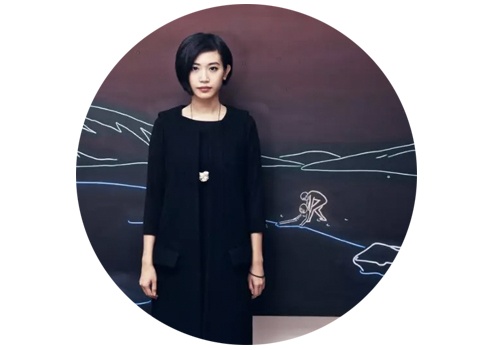 孔令楠(b.1983)
从“姑射山”到“迷阳迷阳”,从“三三行”到“轮廓”,孔令楠一直在探索庄子笔下“形若槁骸,心若死灰,真其实知,不以故自持”的境界,物我两忘,世界无二。孔令楠曾说:“如果把世界作为一个本体,那么霓虹灯对我来说是最恰当的喻体。它繁华而又孤独,虚幻而又真实。”在孔令楠看来,人们生活在一种人造的基调之中,秩序被设立、历史被书写,一切都仿佛是人类文明为自己创造的镜像,这也正是她最初选择霓虹灯的原因——它也是人造的幻象。
孔令楠(b.1983)
从“姑射山”到“迷阳迷阳”,从“三三行”到“轮廓”,孔令楠一直在探索庄子笔下“形若槁骸,心若死灰,真其实知,不以故自持”的境界,物我两忘,世界无二。孔令楠曾说:“如果把世界作为一个本体,那么霓虹灯对我来说是最恰当的喻体。它繁华而又孤独,虚幻而又真实。”在孔令楠看来,人们生活在一种人造的基调之中,秩序被设立、历史被书写,一切都仿佛是人类文明为自己创造的镜像,这也正是她最初选择霓虹灯的原因——它也是人造的幻象。