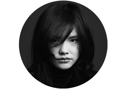 李姝睿(b.1981)
在对中国年轻一代的抽象充满质疑的今天,作为80后艺术家中较早被广泛认可的抽象绘画艺术家,又将如何从自身绘画逻辑以及社会介入中推进自身创作?在经过了2014年第二次个展“单子论”的三维空间尝试之后,蛰伏三年,李姝睿在空白空间的第三次个展开幕“LSR · 深白”于9月开幕,整个展览展出了四件作品,是艺术家近年对光源和色彩运动变化研究中,对设定色彩进行系统样本采集和罗列的的一种更加综合的工作系统的展示。
李姝睿(b.1981)
在对中国年轻一代的抽象充满质疑的今天,作为80后艺术家中较早被广泛认可的抽象绘画艺术家,又将如何从自身绘画逻辑以及社会介入中推进自身创作?在经过了2014年第二次个展“单子论”的三维空间尝试之后,蛰伏三年,李姝睿在空白空间的第三次个展开幕“LSR · 深白”于9月开幕,整个展览展出了四件作品,是艺术家近年对光源和色彩运动变化研究中,对设定色彩进行系统样本采集和罗列的的一种更加综合的工作系统的展示。