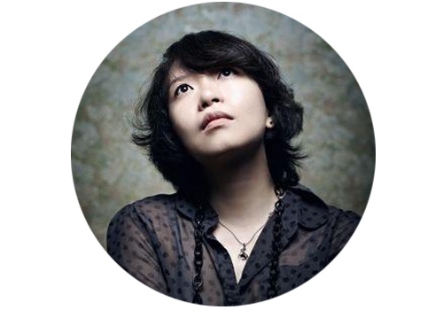 梁远苇(B.1977)
梁远苇的作品似乎有一种工匠精神:温柔、简洁的碎花、笔触不断复制、分裂,布满整个画面,颜色也带有女性特有的温柔。但温柔中也暗藏着倒勾的芒刺,繁花似锦的表现背后是艺术家充满隐喻符号的诉求。
梁远苇(B.1977)
梁远苇的作品似乎有一种工匠精神:温柔、简洁的碎花、笔触不断复制、分裂,布满整个画面,颜色也带有女性特有的温柔。但温柔中也暗藏着倒勾的芒刺,繁花似锦的表现背后是艺术家充满隐喻符号的诉求。