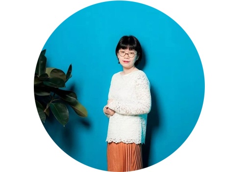 刘天怜(b.1987)
从Hi21新锐艺术市集被挖掘出的潜力艺术家刘天怜,三年里完成了一个优等生的三连跳:她是玉兰堂最受欢迎的艺术家之一,每次个展或是画廊参加博览会,刘天怜的作品总是得到藏家青睐,就连她作品的衍生品也大受欢迎。她将工笔融入当代的气韵,将艳丽的颜色和一个个扣人心弦的形象相结合。她同时也是一位母亲,对孩子的爱与对儿童成长环境的反思也使她作品蕴藏了更丰厚的力量。
刘天怜(b.1987)
从Hi21新锐艺术市集被挖掘出的潜力艺术家刘天怜,三年里完成了一个优等生的三连跳:她是玉兰堂最受欢迎的艺术家之一,每次个展或是画廊参加博览会,刘天怜的作品总是得到藏家青睐,就连她作品的衍生品也大受欢迎。她将工笔融入当代的气韵,将艳丽的颜色和一个个扣人心弦的形象相结合。她同时也是一位母亲,对孩子的爱与对儿童成长环境的反思也使她作品蕴藏了更丰厚的力量。