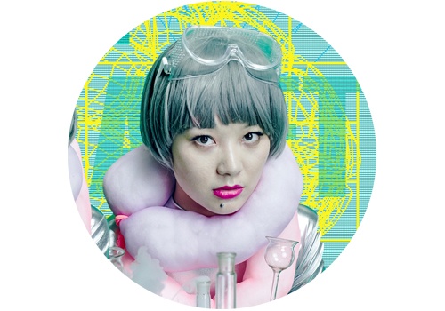 罗苇(b.1988)
罗苇曾在艾米李画廊为我们展示了她创造的“晶体星球”,也在站台中国dRoom的“呕吐”项目中,让我们惊喜地看到了另一番景象:罗苇将dRoom改造成“Bio-R研究机构”,与来自不同地域的研究员,借用“超常感知”一词作为探讨方向,激发围绕超常感知和真实探究的话题讨论,内容关于哲学、宗教、靛蓝小孩、行星疗愈、声音、空间建筑与人体关系、艺术等话题。在为期70多天的时间内,罗苇和Bio-R研究所策划与访客共同协助的复合型项目,包括讨论、表演、音乐即兴、考古课堂以及更多临时发起的突击行动,试图扩张艺术本体的边缘,并且探寻人类身体超乎寻常的潜能。
罗苇(b.1988)
罗苇曾在艾米李画廊为我们展示了她创造的“晶体星球”,也在站台中国dRoom的“呕吐”项目中,让我们惊喜地看到了另一番景象:罗苇将dRoom改造成“Bio-R研究机构”,与来自不同地域的研究员,借用“超常感知”一词作为探讨方向,激发围绕超常感知和真实探究的话题讨论,内容关于哲学、宗教、靛蓝小孩、行星疗愈、声音、空间建筑与人体关系、艺术等话题。在为期70多天的时间内,罗苇和Bio-R研究所策划与访客共同协助的复合型项目,包括讨论、表演、音乐即兴、考古课堂以及更多临时发起的突击行动,试图扩张艺术本体的边缘,并且探寻人类身体超乎寻常的潜能。