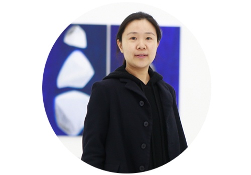 石至莹(b.1979)
石至莹的作品中有极度的纯粹感与静止感,充满了开放与断连、碎屑和永恒的运动,同时画面空间又十分坚实、确定、稳固。柔和的光感与坚硬有形的石头,水的流动感与波浪翻腾的力量,同样吸引着她。还有她画面中的物质和她创造的画布及颜料间的不同与联系,这些都在冲突中形成张力。
石至莹(b.1979)
石至莹的作品中有极度的纯粹感与静止感,充满了开放与断连、碎屑和永恒的运动,同时画面空间又十分坚实、确定、稳固。柔和的光感与坚硬有形的石头,水的流动感与波浪翻腾的力量,同样吸引着她。还有她画面中的物质和她创造的画布及颜料间的不同与联系,这些都在冲突中形成张力。