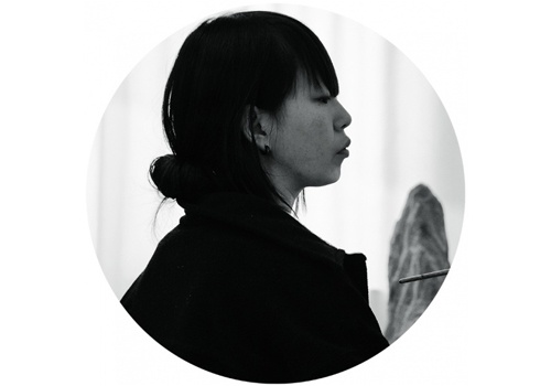 宋琨(b.1977)
在尤伦斯当代艺术中心举行了“千吻之深”个展,一种抽离于日常的与时代相关的混杂焦虑感开始体现在她的创作中。宋琨的部分作品带有看似“暗黑”的修罗、地藏等古典宗教文化的形象。策展人鲁明军曾如此评价宋琨:“她不是去物化一个佛教义理中的净土,而是想创作一个潜意识世界中的‘净界’。”
宋琨(b.1977)
在尤伦斯当代艺术中心举行了“千吻之深”个展,一种抽离于日常的与时代相关的混杂焦虑感开始体现在她的创作中。宋琨的部分作品带有看似“暗黑”的修罗、地藏等古典宗教文化的形象。策展人鲁明军曾如此评价宋琨:“她不是去物化一个佛教义理中的净土,而是想创作一个潜意识世界中的‘净界’。”