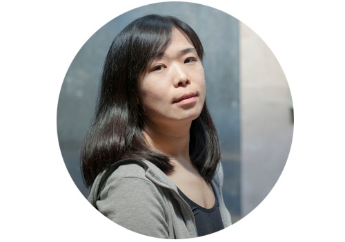 忻洛汀(b.1980)
12月9日,忻洛汀即将在hiart space(上海)举办她的最新个展。就像奈良美智钟爱画娃娃一样,忻洛汀的作品中,也总是出现一个气定神闲、短发、细长眼睛、细长嘴巴的小女孩,似乎带着一种狡黠,也似乎有一种不为人知的忧伤。不难看出这个女孩融入了忻洛汀的自我形象。这个小女孩时而是画面的主体,时而也对画面大环境做出退让。在忻洛汀眼中,笔下的女孩就是她对自我内心的关照。
忻洛汀(b.1980)
12月9日,忻洛汀即将在hiart space(上海)举办她的最新个展。就像奈良美智钟爱画娃娃一样,忻洛汀的作品中,也总是出现一个气定神闲、短发、细长眼睛、细长嘴巴的小女孩,似乎带着一种狡黠,也似乎有一种不为人知的忧伤。不难看出这个女孩融入了忻洛汀的自我形象。这个小女孩时而是画面的主体,时而也对画面大环境做出退让。在忻洛汀眼中,笔下的女孩就是她对自我内心的关照。