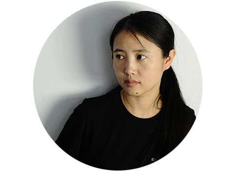 徐华翎(b.1975)
淡雅、忧伤这些词似乎都可以用来形容徐华翎的作品,就如同她的人一般素雅、恬静。作为N12小组唯一一位工笔画家,徐华翎并不排斥装置,也不曾在创作中“循规蹈矩”,更没有固定在某个创作媒介中,在上学期间她就开始试验各种创作模式,直到2008年杭春晓策划的新工笔展览将她拉入水墨圈之前,她都一直活跃在当代艺术领域。也正是将多种绘画语言元素融入工笔中,不断对传统工笔画语言体系修正与拓展,让徐华翎成为70后新工笔画群体中最具代表性的艺术家。
徐华翎(b.1975)
淡雅、忧伤这些词似乎都可以用来形容徐华翎的作品,就如同她的人一般素雅、恬静。作为N12小组唯一一位工笔画家,徐华翎并不排斥装置,也不曾在创作中“循规蹈矩”,更没有固定在某个创作媒介中,在上学期间她就开始试验各种创作模式,直到2008年杭春晓策划的新工笔展览将她拉入水墨圈之前,她都一直活跃在当代艺术领域。也正是将多种绘画语言元素融入工笔中,不断对传统工笔画语言体系修正与拓展,让徐华翎成为70后新工笔画群体中最具代表性的艺术家。