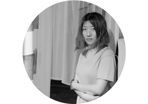 杨圆圆(b.1989)
杨圆圆是近几年受到关注的一位年轻艺术家,2012年在三影堂获美国特尼基金奖、2016年入围华宇青年奖。虽然年轻,但“海归”的身份让杨圆圆的作品带有关于地域化、迁徙等社会问题的深入探讨。她的艺术实践通常以大量的历史调研为基础展开,她热衷于探索视觉叙事的可能性,将真实与虚构的元素结合,探讨记忆、历史与时间等话题。她形容自己的工作方式为“编织”:将不同类型的图像素材“编织”为图集,结合文本,在作品中构建一张繁复的网络。作品最终的呈现通常是艺术家书或者摄影装置的形式。
杨圆圆(b.1989)
杨圆圆是近几年受到关注的一位年轻艺术家,2012年在三影堂获美国特尼基金奖、2016年入围华宇青年奖。虽然年轻,但“海归”的身份让杨圆圆的作品带有关于地域化、迁徙等社会问题的深入探讨。她的艺术实践通常以大量的历史调研为基础展开,她热衷于探索视觉叙事的可能性,将真实与虚构的元素结合,探讨记忆、历史与时间等话题。她形容自己的工作方式为“编织”:将不同类型的图像素材“编织”为图集,结合文本,在作品中构建一张繁复的网络。作品最终的呈现通常是艺术家书或者摄影装置的形式。