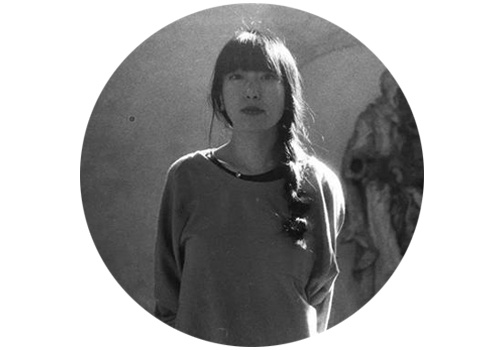 于吉(b.1985)
2016年于吉举办了在北京公社的首次个展“黑山”,也参加了第11届光州双年展以及第11届上海双年展,同时还是2017HUGO BOSS亚洲新锐艺术家大奖的入围艺术家。于吉的创作以雕塑和装置为主,亦涉及行为及影像。于吉近阶段的创作由特定地域的地理环境和历史背景展开,介入田野考察以及身体性干预,由材料出发,以雕塑为基础媒介,发展其更为复杂的艺术语言。伴随其雕塑一同出现的现场行为总是好像精心处理过的“劳动现场”,透露出人与物质之间,脆弱而朴实的关系调整。
于吉(b.1985)
2016年于吉举办了在北京公社的首次个展“黑山”,也参加了第11届光州双年展以及第11届上海双年展,同时还是2017HUGO BOSS亚洲新锐艺术家大奖的入围艺术家。于吉的创作以雕塑和装置为主,亦涉及行为及影像。于吉近阶段的创作由特定地域的地理环境和历史背景展开,介入田野考察以及身体性干预,由材料出发,以雕塑为基础媒介,发展其更为复杂的艺术语言。伴随其雕塑一同出现的现场行为总是好像精心处理过的“劳动现场”,透露出人与物质之间,脆弱而朴实的关系调整。