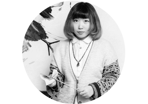 苑瑗(b.1984)
2010年苑瑗在尤伦斯参加了导师喻红策划的“物非物”双个展,她很早就开始进行材料与绘画的并置实验,这次她将画面扩展到三维空间,她将画面的内容用“物”延伸至空间,将材质进行色彩编码,从而与画中物形成呼应,颜色灵动而跳跃。苑瑗也是2015年德国奥斯特豪斯博物馆的“中国8”展览的参展艺术家。
苑瑗(b.1984)
2010年苑瑗在尤伦斯参加了导师喻红策划的“物非物”双个展,她很早就开始进行材料与绘画的并置实验,这次她将画面扩展到三维空间,她将画面的内容用“物”延伸至空间,将材质进行色彩编码,从而与画中物形成呼应,颜色灵动而跳跃。苑瑗也是2015年德国奥斯特豪斯博物馆的“中国8”展览的参展艺术家。