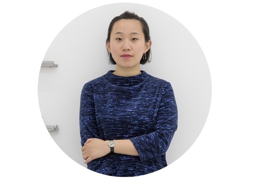 张如怡(b.1985)
张如怡的水泥作品在艺术圈有极高的知名度,但是她也拥有过硬的绘画基础。目前张如怡正在北京草场地的望远镜举办她“装修”系列中的第三次项目“装修:路边”——前两次分别是尤伦斯当代艺术中心群展“例外状态”中的“装修:地点”、上海当代艺术馆艺术亭台的“装修:物品”。张如怡所营造的“空间”是干净的、极简的,但与我们有序的日常生活截然不同。这是一个沉默的贮藏室,从城市遗址“路边”提取的原型与材料,回应这个城市的悲伤、消耗以及毫无人性。通过颠倒、扭曲和复制其形式或空间语言以及现实感知关系,她使空间本身丧失原有功能而转换为一个新架构,展览空间变成了真实的雕塑。观者仍然可以进入,但进入的是作品,而不是一个工作或者生活场所。
张如怡(b.1985)
张如怡的水泥作品在艺术圈有极高的知名度,但是她也拥有过硬的绘画基础。目前张如怡正在北京草场地的望远镜举办她“装修”系列中的第三次项目“装修:路边”——前两次分别是尤伦斯当代艺术中心群展“例外状态”中的“装修:地点”、上海当代艺术馆艺术亭台的“装修:物品”。张如怡所营造的“空间”是干净的、极简的,但与我们有序的日常生活截然不同。这是一个沉默的贮藏室,从城市遗址“路边”提取的原型与材料,回应这个城市的悲伤、消耗以及毫无人性。通过颠倒、扭曲和复制其形式或空间语言以及现实感知关系,她使空间本身丧失原有功能而转换为一个新架构,展览空间变成了真实的雕塑。观者仍然可以进入,但进入的是作品,而不是一个工作或者生活场所。