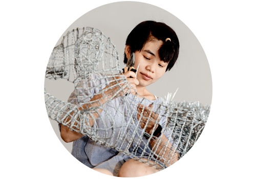 周洁(b.1986)
2014年,周洁在北京现在画廊举办了“36天”个展,在铁丝床上裸睡了36天,不但被艺术圈熟知,也一度成为爆红的新闻事件。今年6月,周洁的第三次个展“恋物者的葬礼”再次在北京现在画廊开幕。颠覆了过往创作中对铁丝的运用,周洁在本次展览中开始尝试不同的材质,包括青铜、泡沫、铝板、现成品,以及玻璃。材质的表象之后,周洁试图思考的,除了焦虑和绝望,更多的是如何对生活、思想进行重新建构。
周洁(b.1986)
2014年,周洁在北京现在画廊举办了“36天”个展,在铁丝床上裸睡了36天,不但被艺术圈熟知,也一度成为爆红的新闻事件。今年6月,周洁的第三次个展“恋物者的葬礼”再次在北京现在画廊开幕。颠覆了过往创作中对铁丝的运用,周洁在本次展览中开始尝试不同的材质,包括青铜、泡沫、铝板、现成品,以及玻璃。材质的表象之后,周洁试图思考的,除了焦虑和绝望,更多的是如何对生活、思想进行重新建构。