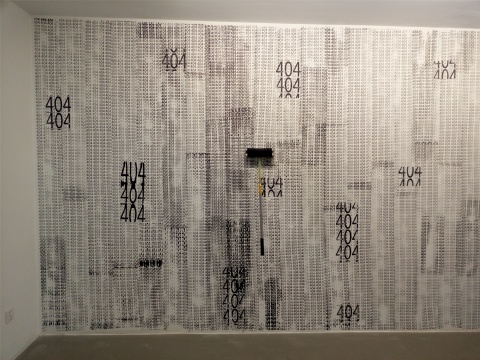 aaajiao在展厅最开始的墙上刷上《404404404》
