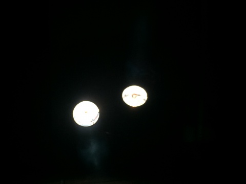 两盏明亮的射灯
