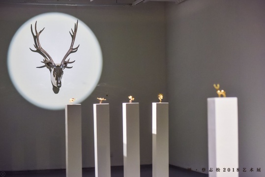 
（远）《鸣》 140×88×50cm 不锈钢或白铜铸造 2016-201

（近）24K纯金铸造的鹿和鹤

