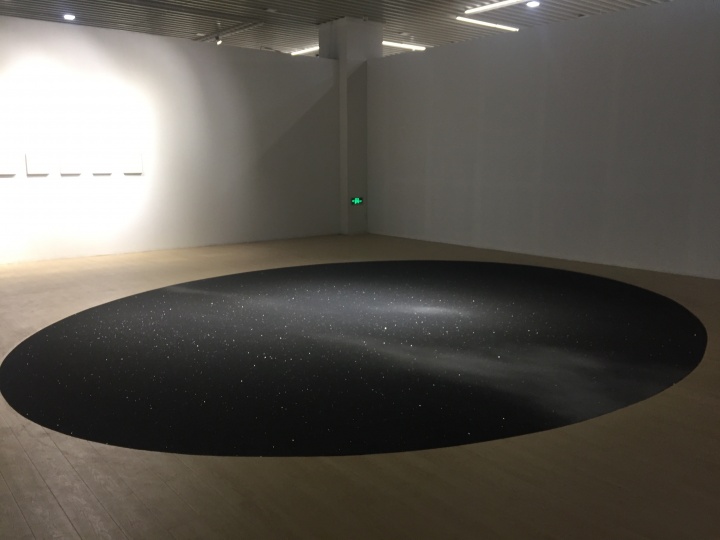 郝经芳&王令杰 《星空》 尺寸可变 黑钢玉砂、白钢玉砂 2015
郝经芳&王令杰 《星空》 尺寸可变 黑钢玉砂、白钢玉砂 2015