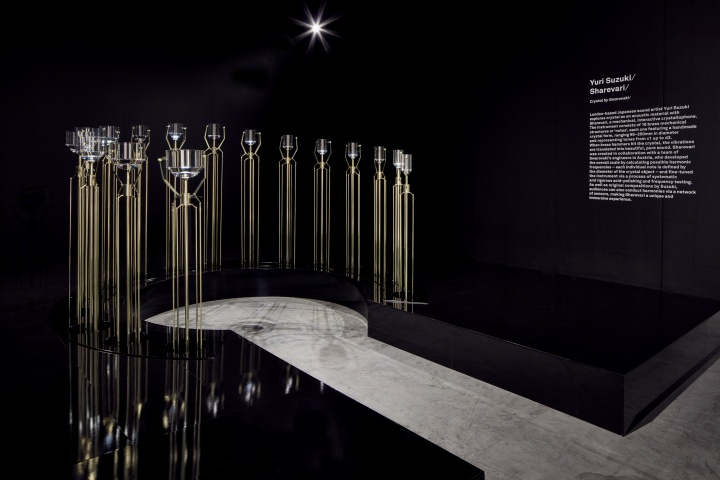 铃木尤理 《Sharevari》 ©Swarovski (“数字之维”展览)
这是一件由铃木尤理创作的互动声音装置。它能够感应人体动作并发出相应声音,观众可以通过身体动作创作即兴乐曲
铃木尤理 《Sharevari》 ©Swarovski (“数字之维”展览)
这是一件由铃木尤理创作的互动声音装置。它能够感应人体动作并发出相应声音,观众可以通过身体动作创作即兴乐曲