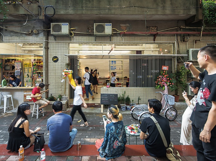 黄边站的一些研究员，近两年又在广州美院附近创立了另一个独立自发机构“上阳台空间”，在一定程度上承担其黄边站培养的年轻艺术家们实践、集结、相处的功能
