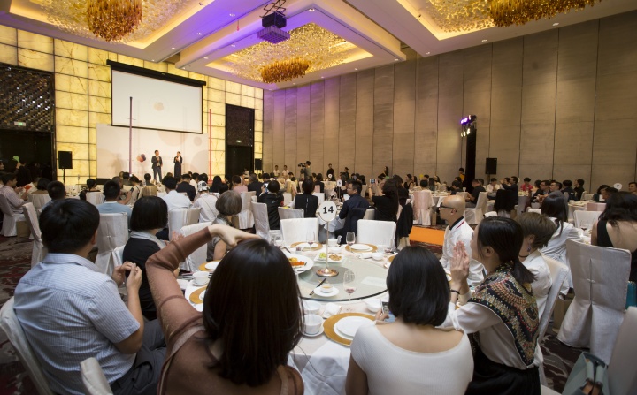 广州五行非营利艺术机构联合会2017年筹款晚宴拍卖现场，从深圳来的藏家成为义拍的主力
