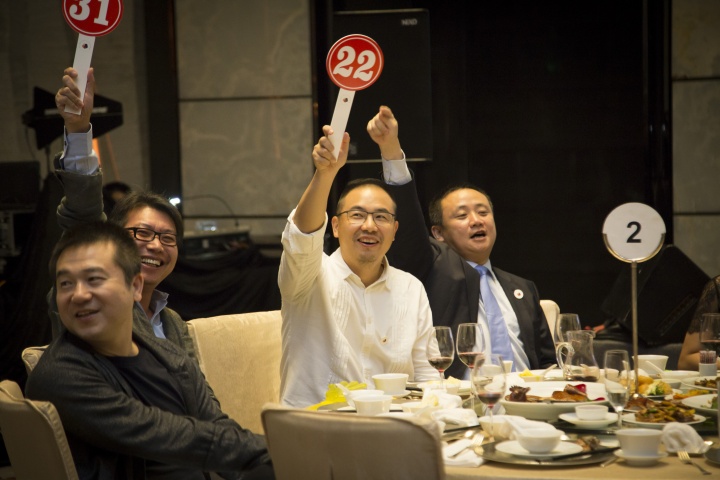 广州五行非营利艺术机构联合会2017年筹款晚宴拍卖现场,从深圳来的藏家成为义拍的主力
广州五行非营利艺术机构联合会2017年筹款晚宴拍卖现场,从深圳来的藏家成为义拍的主力
