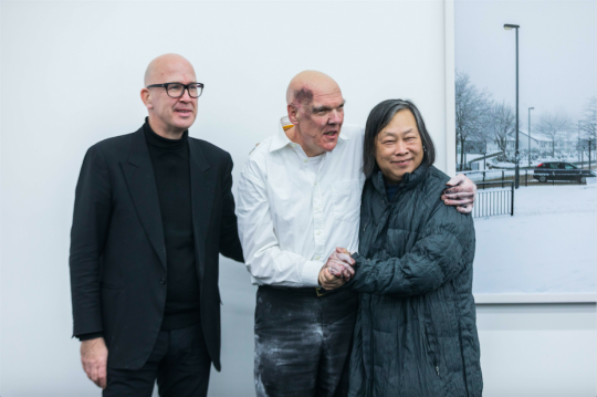（左起）策展人乔纳斯·斯坦普、艺术家尼格尔·罗尔夫的与红砖美术馆馆长闫士杰合影

 
