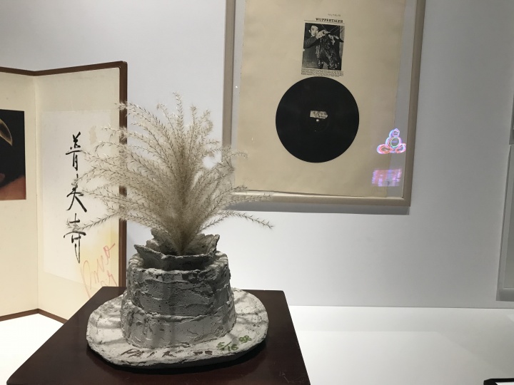 昊美术馆展出的白南准作品《博伊斯之声》第16版 1961-1988
白南准在《博伊斯之声》中网罗了文献、作品,表演影像以及博伊斯去世后的资料,来重新审视自己与约瑟夫·博伊斯之间的友谊。这件作品传达的的不只是在西方艺术史的现代脉络中才能被解释的博伊斯的艺术生涯,还有隐藏在世界历史舞台内部逐渐成长的秘密。它象征着两人在欧亚大陆这块艺术的大地相遇后共同的艺术时间历程
昊美术馆展出的白南准作品《博伊斯之声》第16版 1961-1988
白南准在《博伊斯之声》中网罗了文献、作品,表演影像以及博伊斯去世后的资料,来重新审视自己与约瑟夫·博伊斯之间的友谊。这件作品传达的的不只是在西方艺术史的现代脉络中才能被解释的博伊斯的艺术生涯,还有隐藏在世界历史舞台内部逐渐成长的秘密。它象征着两人在欧亚大陆这块艺术的大地相遇后共同的艺术时间历程