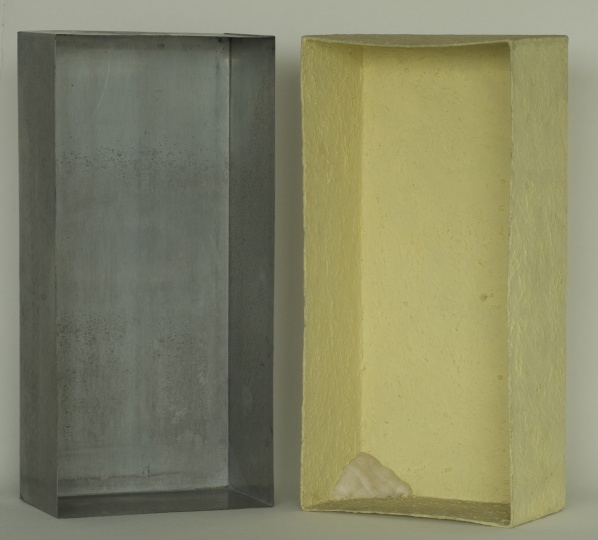约瑟夫·博伊斯《涂抹硫磺的锌盒》（左）、《涂抹硫磺的锌盒-被纱布塞住的角落》（右） 64x31x18cm x2 锌皮，硫磺，纱布 1970
