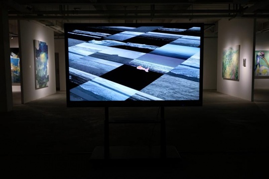 展览现场展出的刘豪格作品《鱼缸》
艺术家刘豪格创作的《鱼缸》曾获得中国独立影像节前卫精神奖,洛杉矶华语电影节最佳实验和动画短片评委会奖。艺术家用生活常见物像和意识图形变化,表现人与物束缚,群体无意识化,人如鱼缸中鱼被束缚在空间中,和人对鱼缸中多维度空间时间理解。如同时间和空间,每个人都要从开始到结束如莫比乌斯环一样循环回来。画面超现实主义感和意像表现上使用到多媒材表达,用手绘2D动画语言、电脑后期技术、拼贴图像综合技术运用,是对动画作为艺术媒介独立思考与运用。
展览现场展出的刘豪格作品《鱼缸》
艺术家刘豪格创作的《鱼缸》曾获得中国独立影像节前卫精神奖,洛杉矶华语电影节最佳实验和动画短片评委会奖。艺术家用生活常见物像和意识图形变化,表现人与物束缚,群体无意识化,人如鱼缸中鱼被束缚在空间中,和人对鱼缸中多维度空间时间理解。如同时间和空间,每个人都要从开始到结束如莫比乌斯环一样循环回来。画面超现实主义感和意像表现上使用到多媒材表达,用手绘2D动画语言、电脑后期技术、拼贴图像综合技术运用,是对动画作为艺术媒介独立思考与运用。