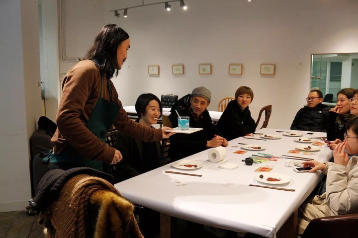 “月食”项目每月20日邀请2位（组）风格迥异的艺术家下厨，制作无前例的16道餐饮，另邀 20位嘉宾品尝，已届30期
