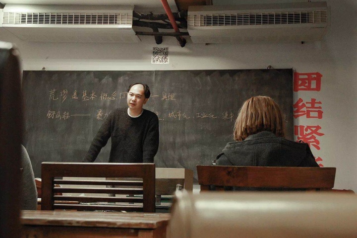 课堂项目一瞥,通用小学、初中九年义务教育现行版。受邀教师自选科目及课文,以自己的观点和方式讲解。限定学员16位,通过抢座方式获取指定听课席位,已届23期。
课堂项目一瞥,通用小学、初中九年义务教育现行版。受邀教师自选科目及课文,以自己的观点和方式讲解。限定学员16位,通过抢座方式获取指定听课席位,已届23期。