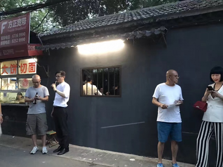 杨振中 《栅栏》 2017 在整个展览过程中,艺术家暗中安装的监视器记录了日日夜夜里的一切举动,并显示在隔壁的咖啡馆中。
杨振中 《栅栏》 2017 在整个展览过程中,艺术家暗中安装的监视器记录了日日夜夜里的一切举动,并显示在隔壁的咖啡馆中。