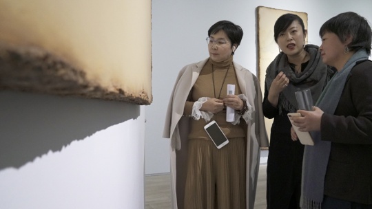 艺术家陈淑霞(右一)、美博文化执行董事徐娟(中)与展览嘉宾现场交流
艺术家陈淑霞(右一)、美博文化执行董事徐娟(中)与展览嘉宾现场交流