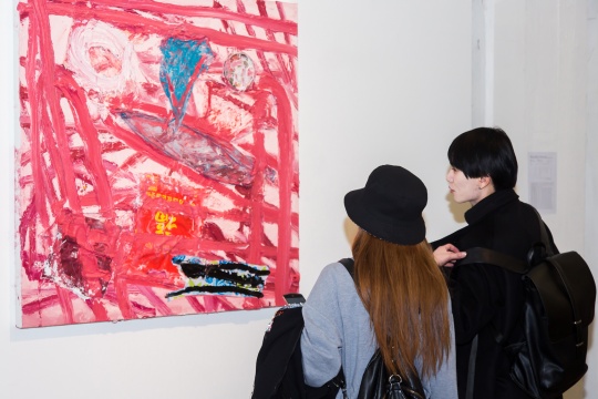 ​展览现场的观众