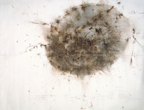 蔡国强，《地球也有黑洞》，1993年，纸上火药画，305x403厘米，卡地亚当代艺术基金会藏品，巴黎

Photo © Florian Kle
