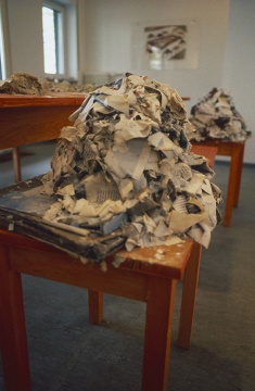 黄永砯,《我们还应当建一座大教堂吗?》(局部),1991年。展览“我们还应当建一座大教堂吗?”现场,
卡地亚当代艺术基金会,巴黎,1994年 All rights reserved
黄永砯,《我们还应当建一座大教堂吗?》(局部),1991年。展览“我们还应当建一座大教堂吗?”现场,
卡地亚当代艺术基金会,巴黎,1994年 All rights reserved
