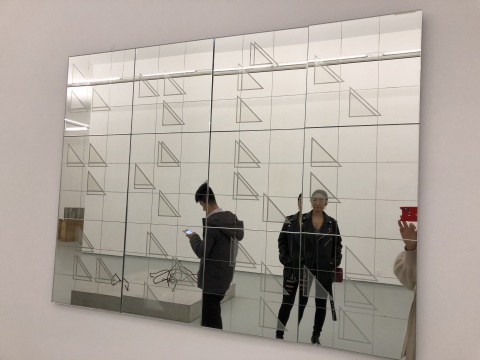 郭工 《拂尘》 90×120cm 玻璃镜 2016
