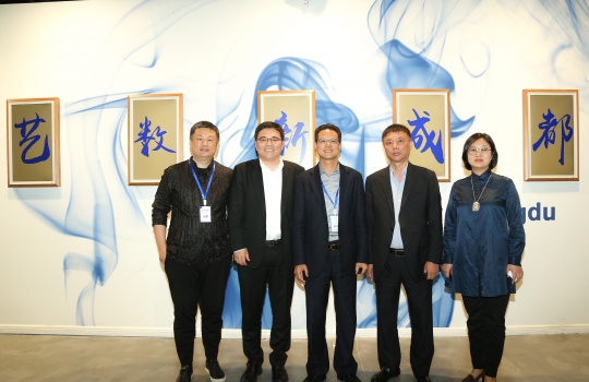 策展人赵力及开幕式参与嘉宾合影
策展人赵力及开幕式参与嘉宾合影