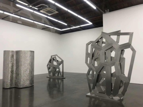 北京公社展览现场,迪肯将不锈钢材质进行了多种形态的挖掘
北京公社展览现场,迪肯将不锈钢材质进行了多种形态的挖掘