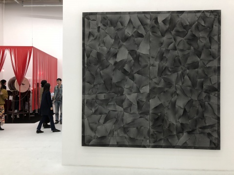 马秋莎，《沃德兰  黑方》，水泥、钢、木板、树脂、尼龙，245×245cm，2016
