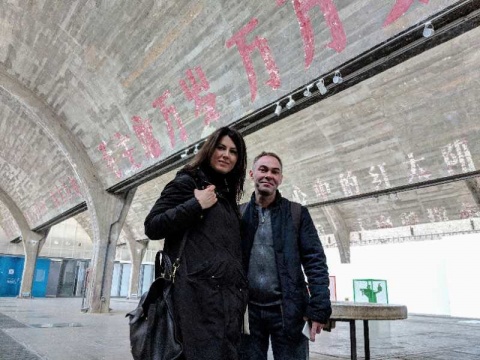 孔叶琳(Ekaterina Kozlova)与柯杨利(Oleg Korsakov)在798艺术区
孔叶琳(Ekaterina Kozlova)与柯杨利(Oleg Korsakov)在798艺术区